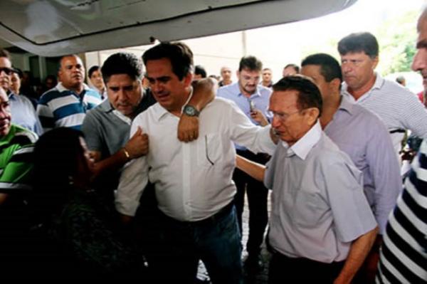 No enterro do pai, senador chora e declara: