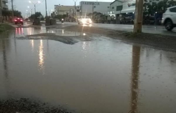 Chuva deixa ruas alagadas na cidade de Picos.(Imagem:Jucelma Sales)
