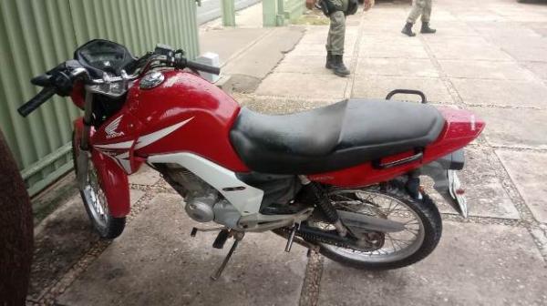 Motocicleta em estado de abandono é apreendida pela PM de Floriano.(Imagem:FlorianoNews)