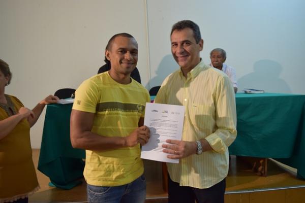 Prefeito Gilberto entrega certificados da Lei Professor Moreira(Imagem:Secom)