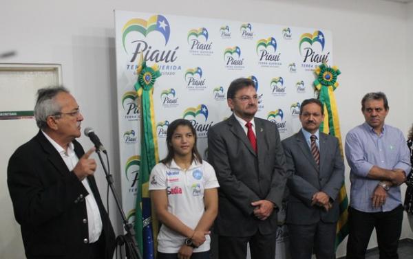 Sarah Menezes entre gestores estaduais. Judoca foi homenageada com nome em centro.(Imagem:Wenner Tito)