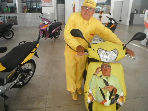 Repórter Amarelinho é presenteado com nova motocicleta.(Imagem:FlorianoNews)