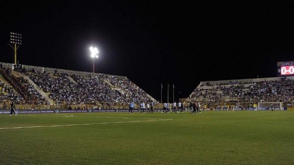 Refletor queimou no estádio em Resistencia, antes do Superclássico Brasil x Argentina.(Imagem: Getty )