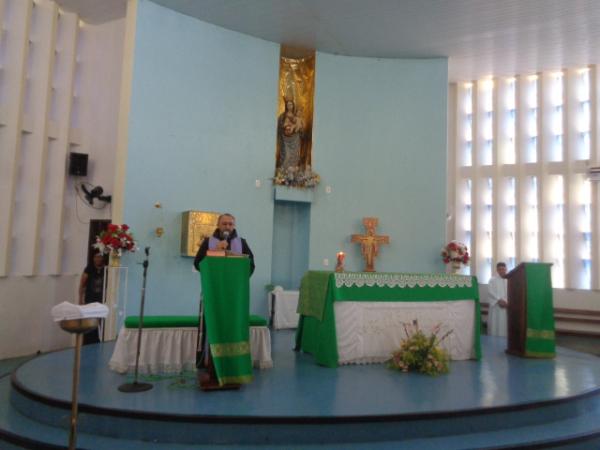 Fieis participam da abertura dos festejos em honra a São Francisco de Assis.(Imagem:FlorianoNews)