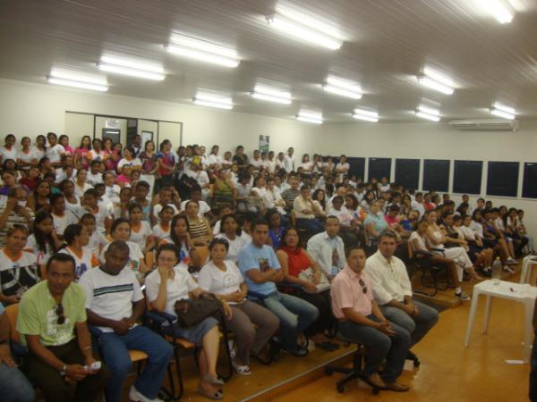 Autoridades e estudantes no lançamento da Caderneta do Adolescente(Imagem:Amarelinho)