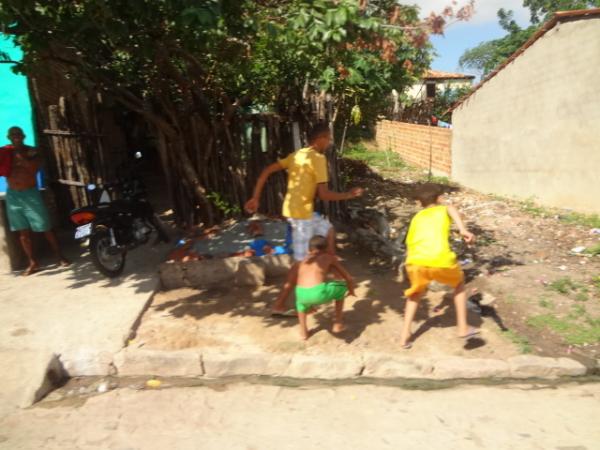 Papai Noel faz a alegria da criançada em Floriano.(Imagem:FlorianoNews)