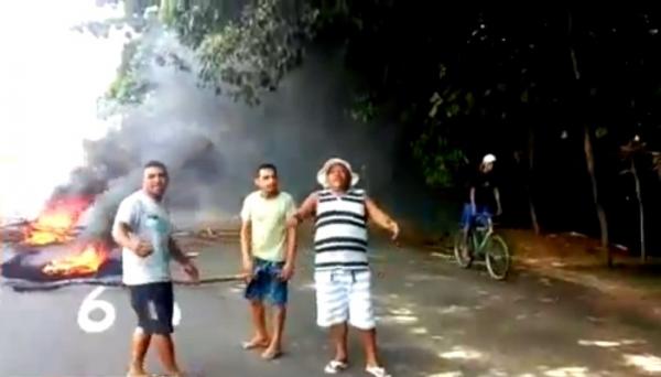 Lavadores de carro bloqueiam avenida de Teresina e protestam por falta de energia(Imagem:Reprodução/TV Jornal Meio Norte)