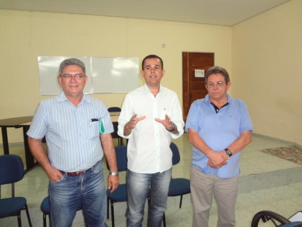 Avelino Neiva participa de reunião com líderes comunitários de Floriano.(Imagem:FlorianoNews)