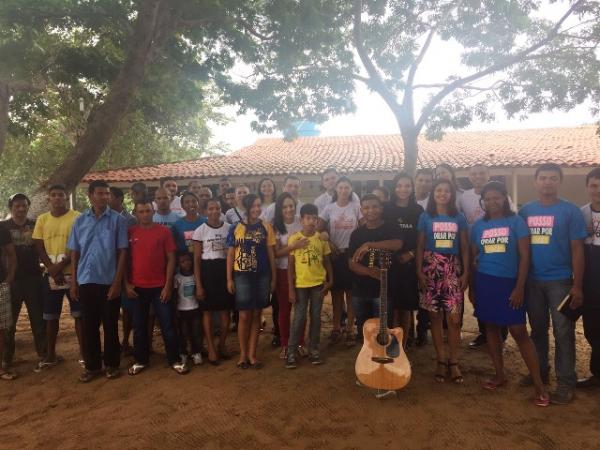 Gilberto Júnior visita Comunidade Terapêutica em companhia de jovens.(Imagem:Waldemir Miranda)