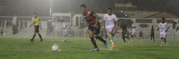 Debaixo de chuva, Flamengo-PI vence Caiçara em Barras.(Imagem: Josiel Martins)