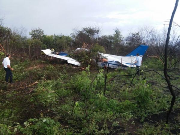 Avião saiu da pista e foi parar em um matagal, em Oeiras, no Piauí.(Imagem:Divulgação/PM)