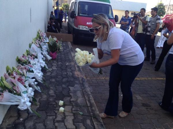 Grupo recolheu e entregou flores para as vítimas do estupro coletivo.(Imagem:Ellyo Teixeira/G1)