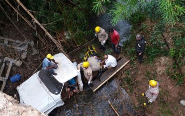 Acidente: criança de 6 anos salva avô após carro cair em rio.(Imagem:G1.com)