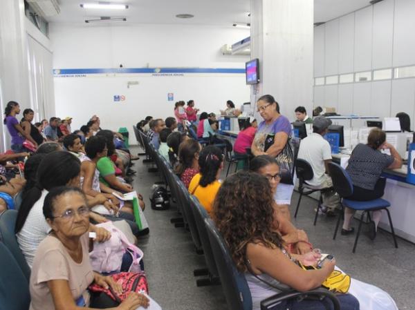 Agência ficou lotada no primeiro dia de atendimento após a greve.(Imagem:Gustavo Almeida/G1)