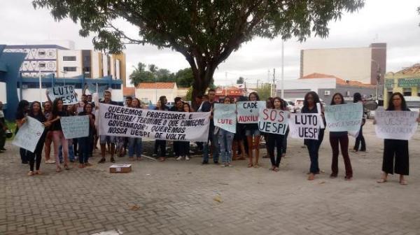 Acadêmicos da UESPI de Floriano realizam manifestação em busca de melhorias.(Imagem:FlorianoNews)