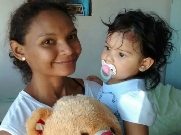Aline Nascimento e a pequena Beatriz, que sobreviveu a uma queda do terceiro andar de prédio em Fortaleza. (Imagem:Elias Bruno / G1)