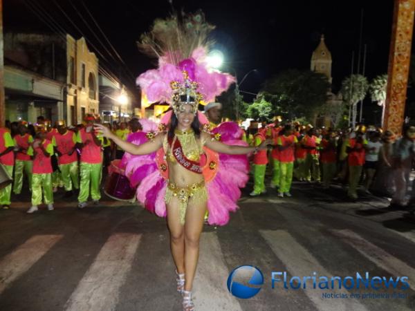 Cores, brilhos e samba no pé marcaram os desfiles das escolas de samba. (Imagem:FlorianoNews)