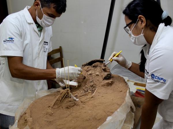 Arqueólogos trabalham na escavação de criança enterrada há cerca de 3.500 anos.(Imagem:Pedro Santiago/G1)