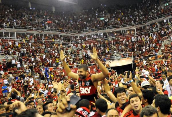 Olivinha nos braços da torcida, dentro da quadra.(Imagem:André Durão)