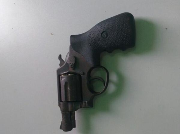 Arma que teria sido encontrada com o suspeito.(Imagem:Dilvulgação/Polícia Militar)