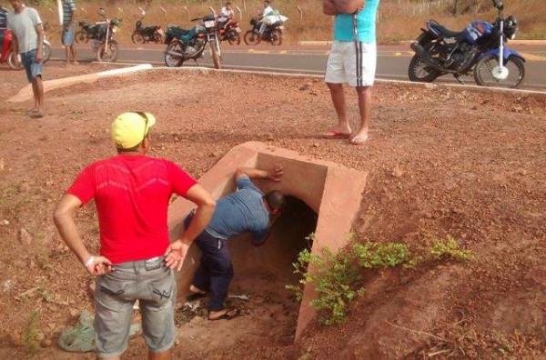 Corpo de mulher é encontrado despido dentro de bueiro.(Imagem:Mateus Carvalho/Saraivareporter)