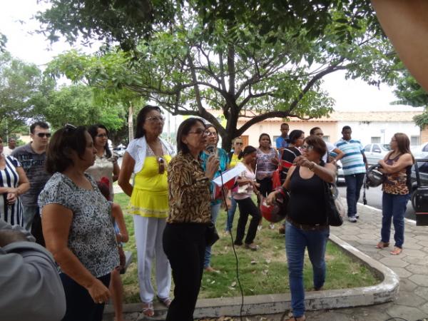 Professores da rede municipal reivindicam pagamento dos salários atrasados.(Imagem:FlorianoNews)
