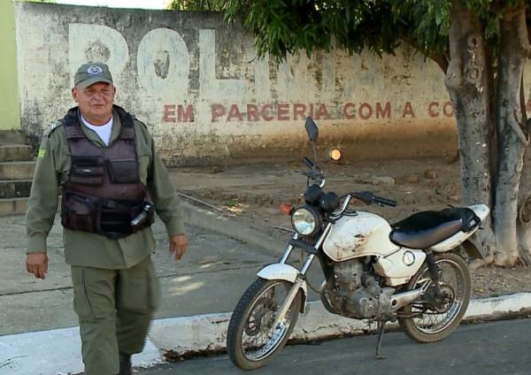 Após a viatura ser levada, apenas a moto ficou disponível para o uso da Polícia Militar em Barro Duro.(Imagem:Reprodução/TV Clube)