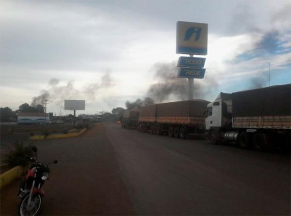 Caminhoneiros bloqueiam rodovia em Uruçuí em protesto contra preço do diesel.(Imagem:Cidadeverde.com)