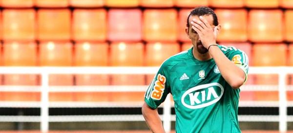 Barcos lamenta pênalti perdido contra o Bragantino.(Imagem:Marcos Ribolli / Globoesporte.com)