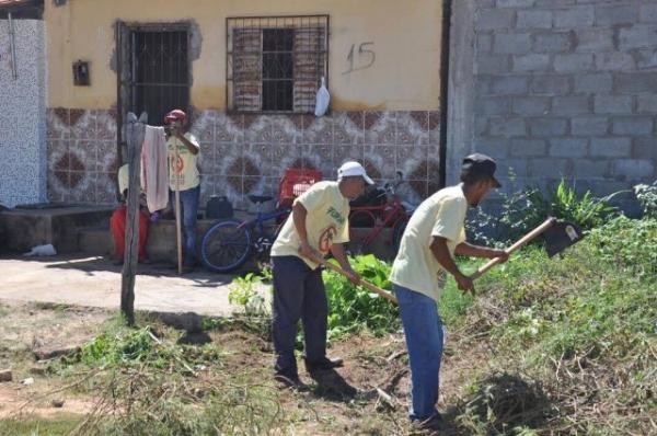  Primeira semana do mutirão de limpeza retira 132 carradas de lixo das ruas de Floriano.(Imagem:SECOM)