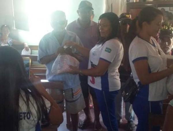 Estudantes realizam distribuição de cestas básicas na Vila Vicentina.(Imagem:FlorianoNews)