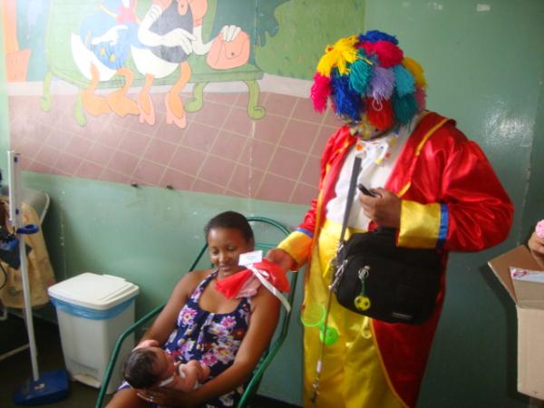 Palhaço Carrapeta entregando presentes as crianças enternadas no hospital(Imagem:redação)