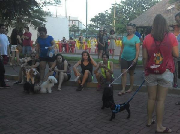 Várias pessoas participaram do evento levando seus animais.(Imagem:Katylenin França/Rede Clube)
