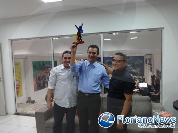 Prefeito Gilberto Júnior recebeu o troféu de Melhor Carnaval do Piauí.(Imagem:FlorianoNews)