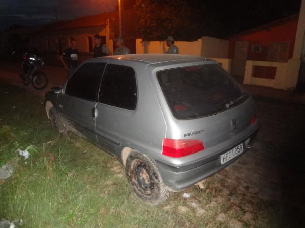 Carro é abandonado no centro de Floriano.(Imagem: FlorianoNews)
