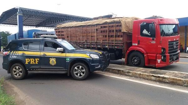 PRF de Floriano apreende caminhão com mais de 34 toneladas de madeira ilegal.(Imagem:PRF)