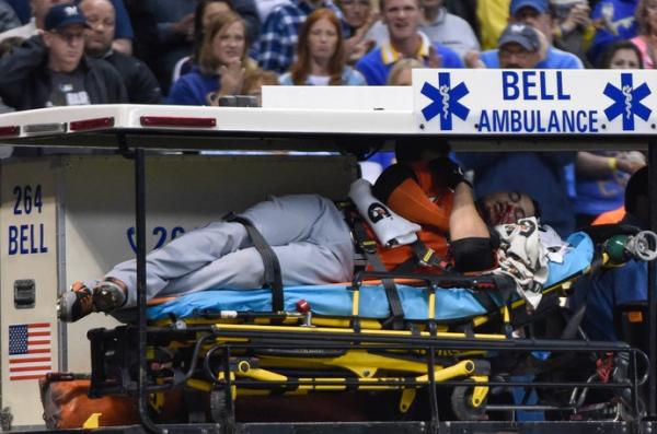 Com muito sangue no rosto, Giancarlo Stanton deixa o gramado para ser levado ao hospital.(Imagem:Reuters)