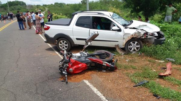 Adolescente de 16 anos e homem de 33 anos morreram após colisão entre carro e motocicleta na rodovia PI 238, no Piauí.(Imagem:Divulgação/ PM)