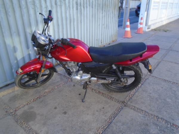 Motocicleta é recuperada no bairro São Cristóvão, em Floriano.(Imagem:FlorianoNews)