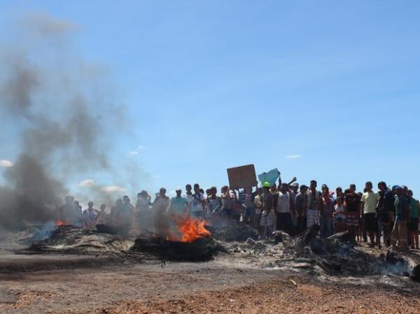 Moradores do povoado cobram colocação de lombadas no local.(Imagem:Ellyo Teixeira/G1)