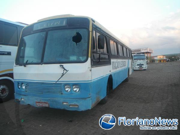 Ônibus de transporte escolar sofre ato de vandalismo em Floriano.(Imagem:FlorianoNews)