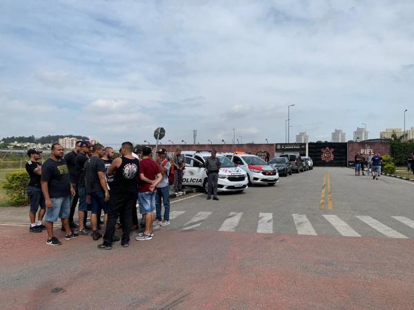 Torcida vai ao CT do Corinthians(Imagem:Renato Peters)