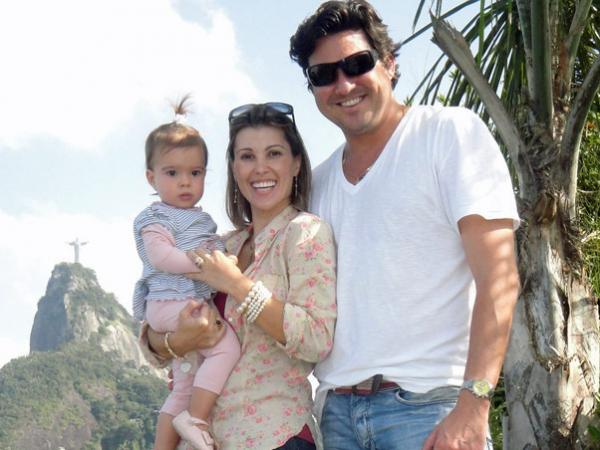 A ex-paquita Roberta Cipriani com a filha Nicole e o marido Raphael Thuin (Imagem:Divulgação)