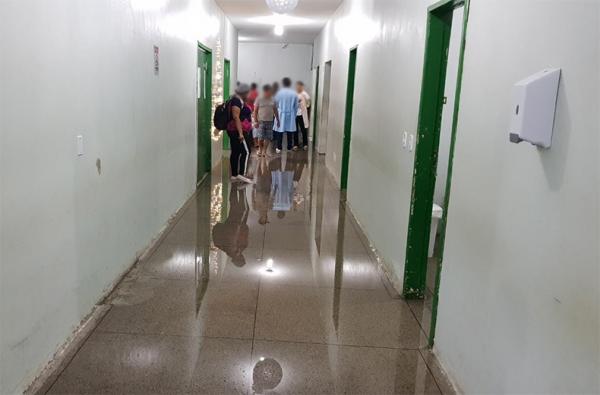 Corredores do Hospital Regional Tibério Nunes ficaram alagados.(Imagem:Divulgação)