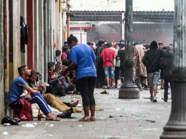 Usuários de crack reunidos no centro de São Paulo em imagem de janeiro.(Imagem: Yasuyoshi Chiba/AFP)