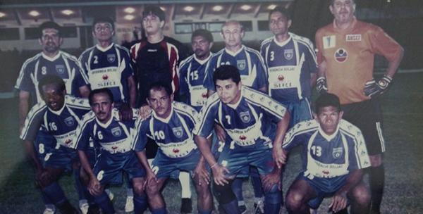 Sabará, com a camisa 10, durante jogo no Lindolfo Monteiro.(Imagem:Reprodução/Arquivo Pessoal)