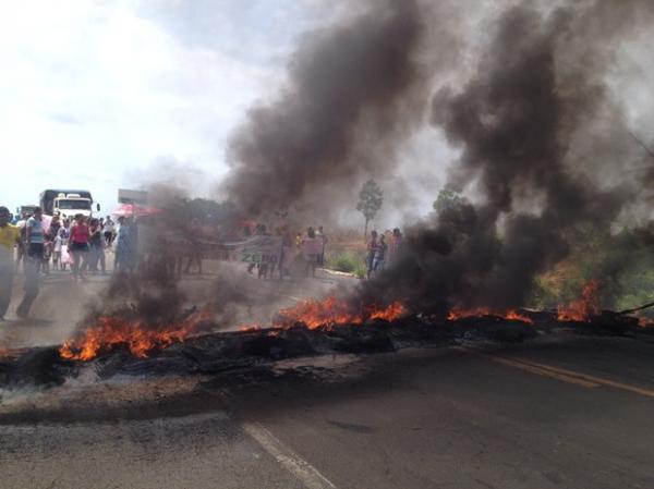 As duas pistas foram bloqueadas com a barricada feita pelos manifestantes.(Imagem:Juliana Barros/G1)