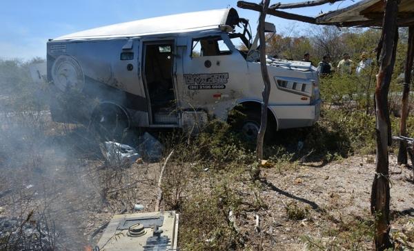 Carro-forte foi assaltado na BR 407, a 10 km de Jaicós. (Foto:)(Imagem:Cidades da Net)