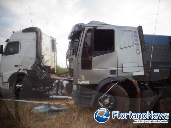 Carretas colidem lateralmente no trevo do Paracati.(Imagem:FlorianoNews)