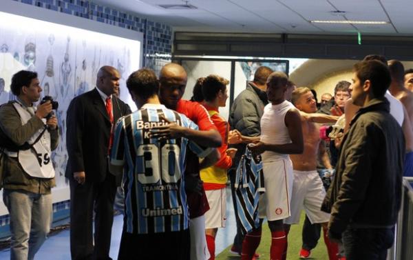 Jogadores de Grêmio e Inter-RS se confraternizam após o clássico na Arena.(Imagem: Diego Guichard / GLOBOESPORTE.COM)